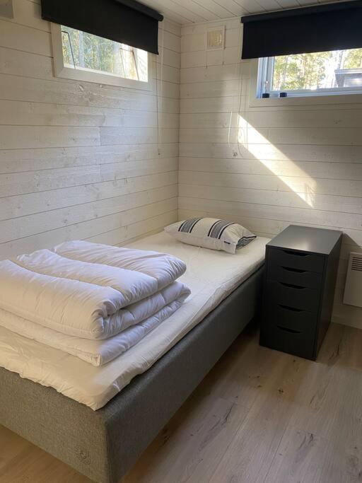 Stuga Pa Oe / Naerhet Till Vatten Mariestad Exterior photo